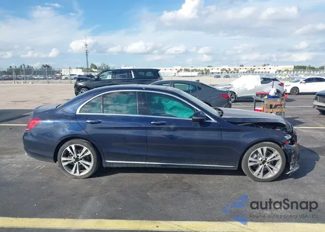 2019 Mercedes-Benz C 300 z USA, uszkodzony, nr VIN 55SWF8DB1KU302712